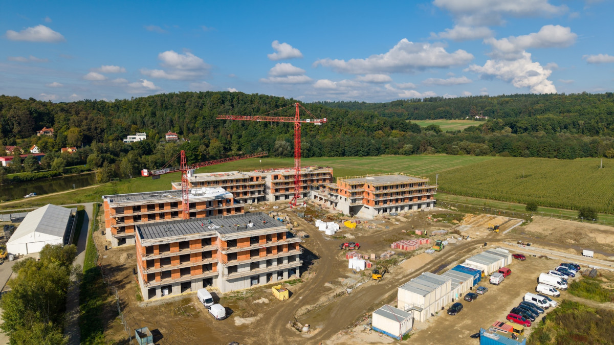 Senior Resort na Hluboké roste před očima. Vzorový byt bude hotový v prosinci