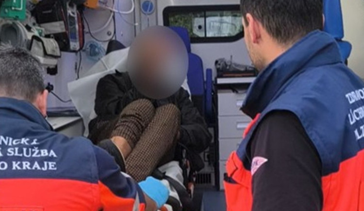 Zmatený muž ležel promočený a promrzlý u rybníka, zoufale volal o pomoc