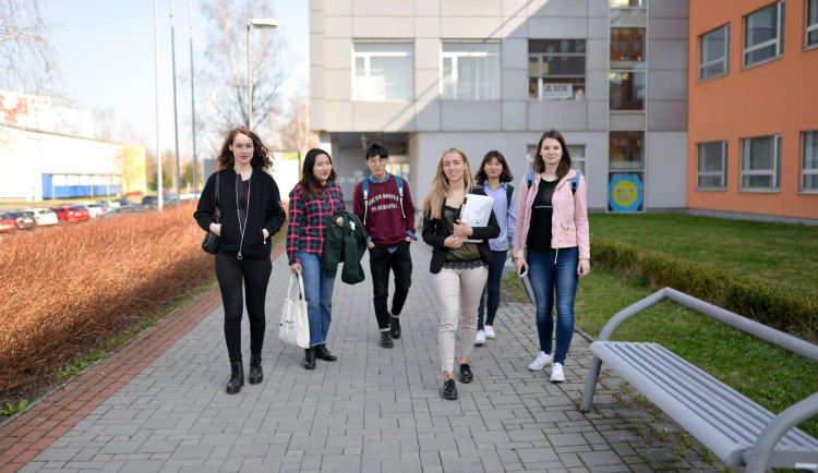 Jak udržet mladé lidi v kraji? Startuje regionální kampaň, která představí vysoké školy