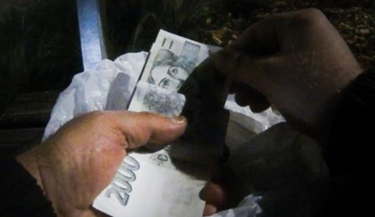 Opilý muž se v hradecké restauraci chlubil desítkami tisíc. Skončil na záchytce