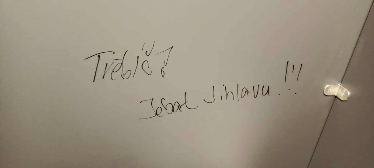 FOTO: Smutná dohra derby v Jihlavě. Fanoušci Třebíče zničili záchody v Horácké aréně. Foto: Se svolením Davida Beke