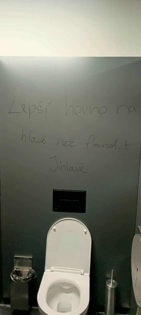 FOTO: Smutná dohra derby v Jihlavě. Fanoušci Třebíče zničili záchody v Horácké aréně. Foto: Se svolením Davida Beke