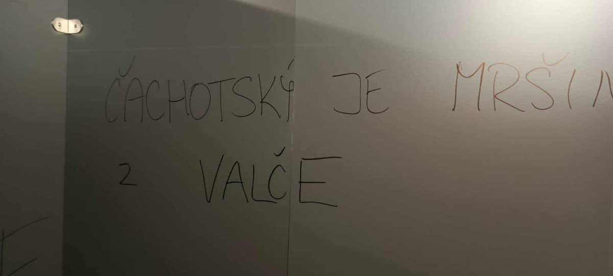 FOTO: Smutná dohra derby v Jihlavě. Fanoušci Třebíče zničili záchody v Horácké aréně. Foto: Se svolením Davida Beke