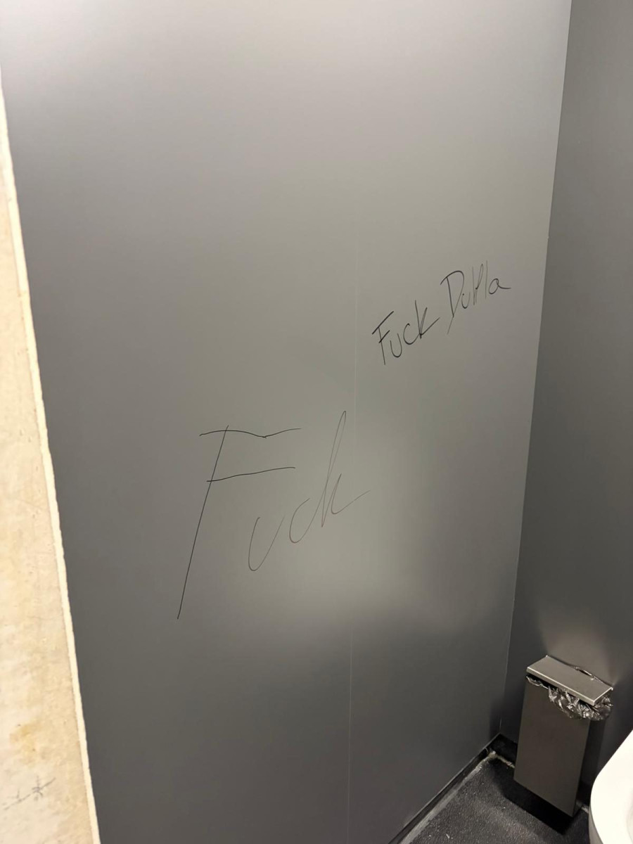 FOTO: Smutná dohra derby v Jihlavě. Fanoušci Třebíče zničili záchody v Horácké aréně. Foto: Se svolením Horácké arény