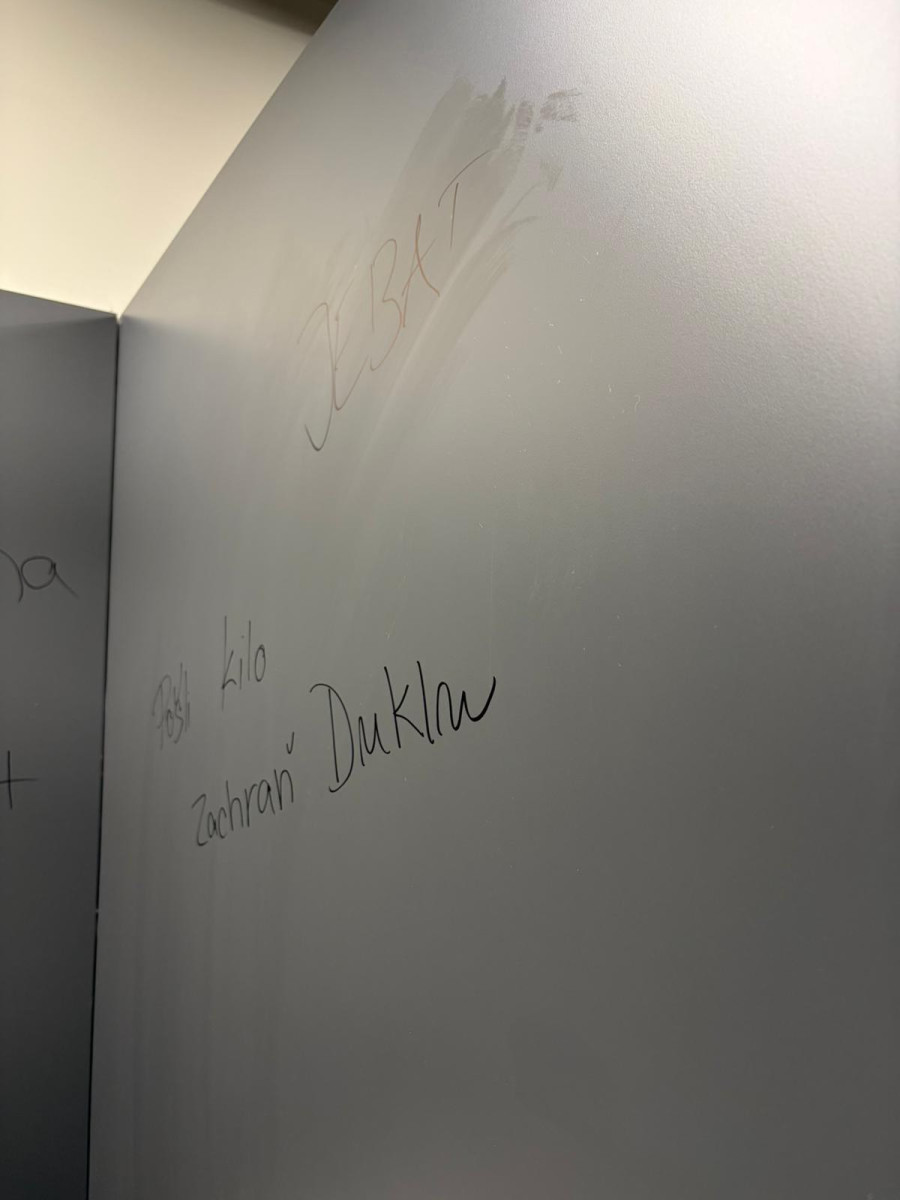 FOTO: Smutná dohra derby v Jihlavě. Fanoušci Třebíče zničili záchody v Horácké aréně. Foto: Se svolením Horácké arény