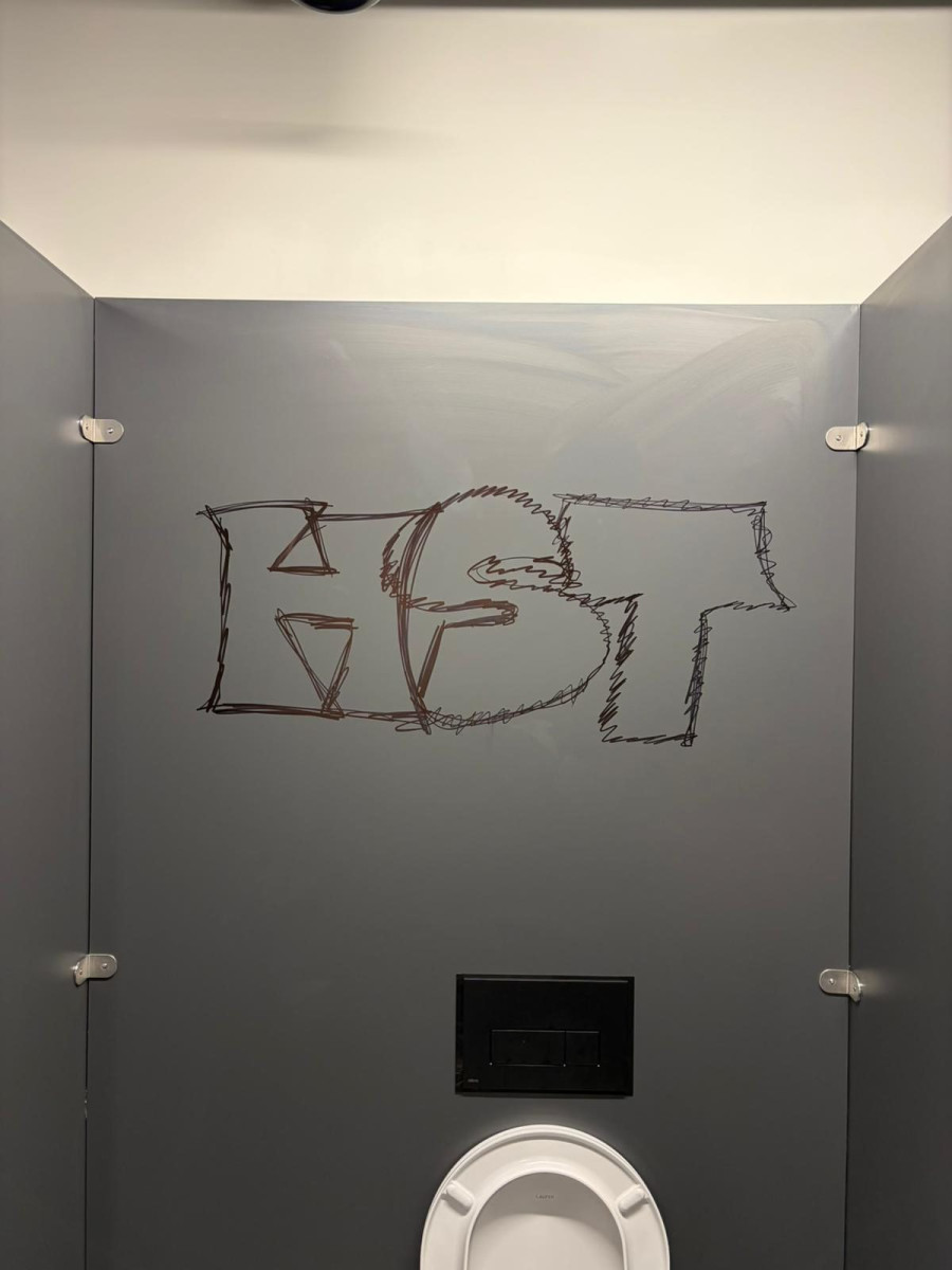 FOTO: Smutná dohra derby v Jihlavě. Fanoušci Třebíče zničili záchody v Horácké aréně. Foto: Se svolením Horácké arény