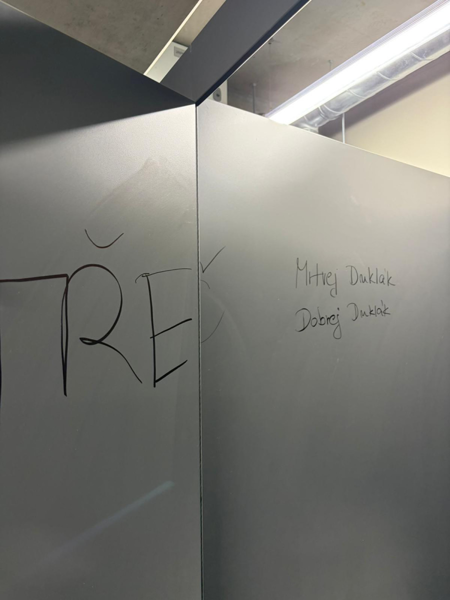 FOTO: Smutná dohra derby v Jihlavě. Fanoušci Třebíče zničili záchody v Horácké aréně. Foto: Se svolením Horácké arény