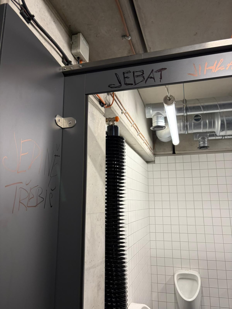 FOTO: Smutná dohra derby v Jihlavě. Fanoušci Třebíče zničili záchody v Horácké aréně. Foto: Se svolením Horácké arény