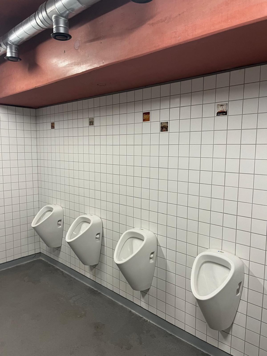 FOTO: Smutná dohra derby v Jihlavě. Fanoušci Třebíče zničili záchody v Horácké aréně. Foto: Se svolením Horácké arény