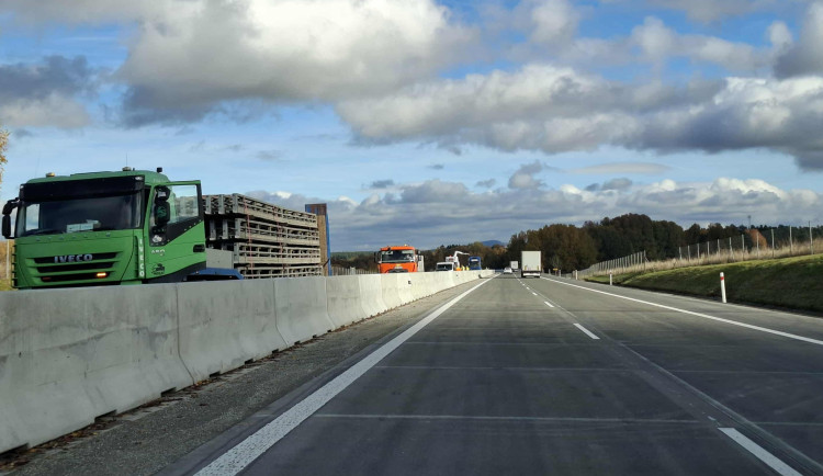 Na dálnici D5 je nově opravený desetikilometrový úsek od hranic ve směru na Plzeň