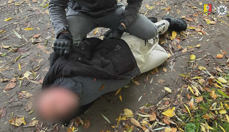 Muž v Praze ohrožoval ženu zbraní a chtěl ji znásilnit. Když to nevyšlo, okradl ji