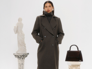 Návrat malých kabelek: mikrokabelky jako doplněk k maxi kabátům