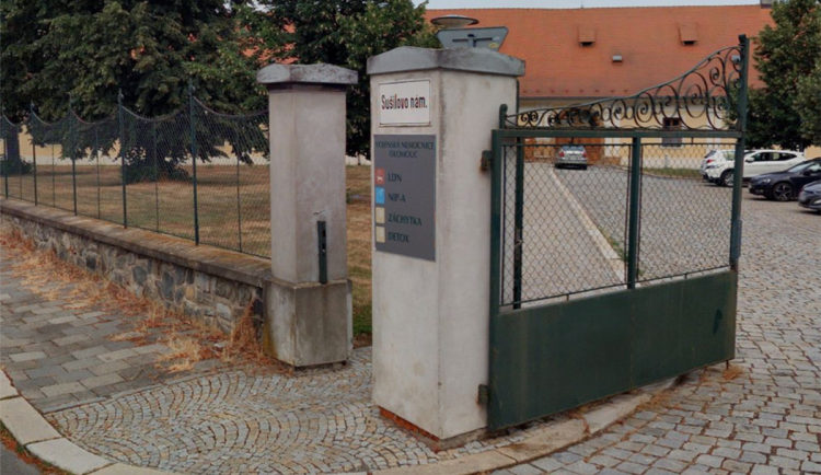 Mladík demoloval vstup na záchytku v Olomouci, přání drahého noclehu se mu splnilo