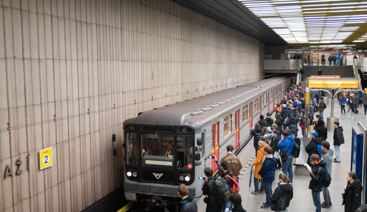 FOTO: Na linku B vypravili historickou soupravu. Přilákala stovky nadšenců