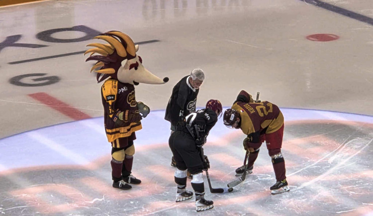 Armádní exhibice v Horácké aréně začala. Úvodní buly vhodil prezident Pavel