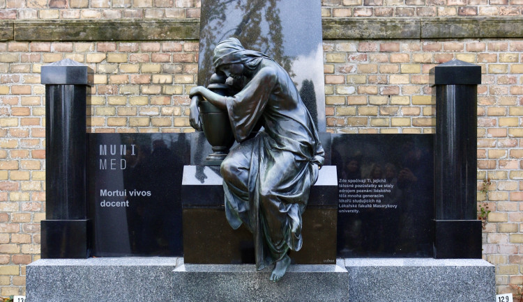 Anatomický ústav vybudoval památník dárcům těl, poskytne důstojnou vzpomínku pozůstalým