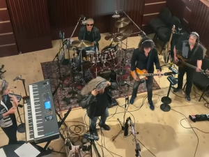 Kytarista legendárních Kiss složil píseň pro české Turbo. Má k tomu osobní důvody