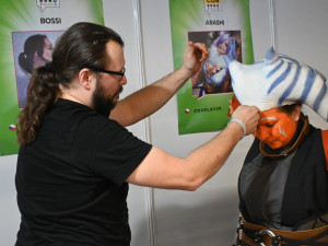 Na akcích jako jsou české comic-cony pomáhá i profesionálním cosplayerům