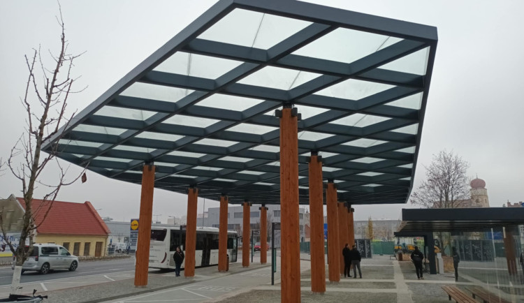 Prostějov otevřel nový dopravní terminál. Nechybí boxy na kola, vznikla i parkovací místa