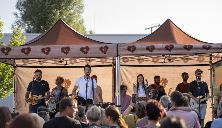 JelenFEST 2026 „Z lásky k regionům“. Z minikoncertů je velký rodinný festival