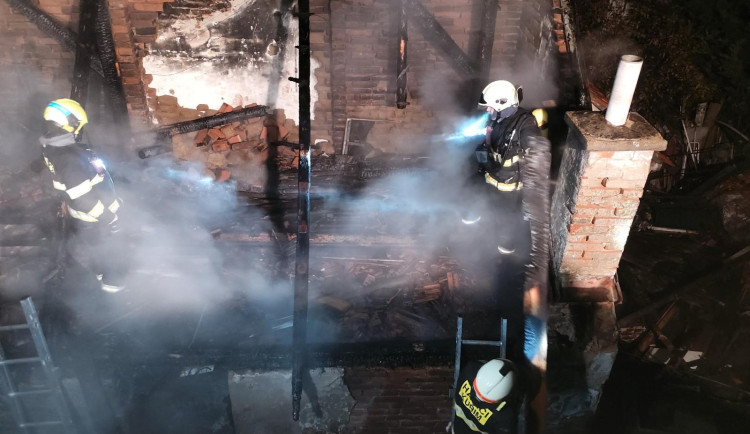 Plameny ve Veverské Bítýšce ještě nevyhasly, oheň se rozhořel ve sklepě