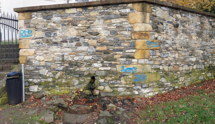 Vandal posprejoval okolí kostela v Železném Brodě. Pátrá po něm policie