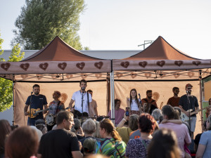 JelenFEST 2026 „Z lásky k regionům“. Z minikoncertů je velký rodinný festival