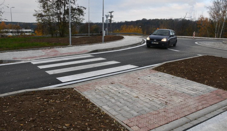 Na Klatovské třídě v Plzni začíná provoz na nové okružní křižovatce