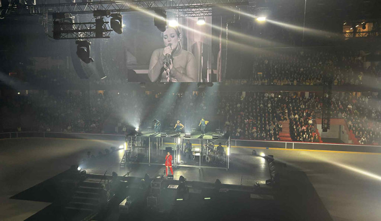 FOTO: Horácká aréna se slavnostně otevírá, koncert Ewy Farné právě začal