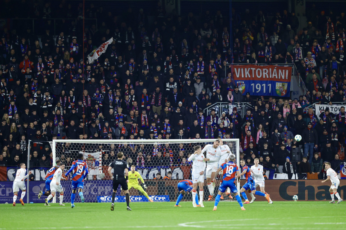 Fotbalisté Slavie vyhráli v přestřelce v Plzni 5:3 a vedou ligu o dva body