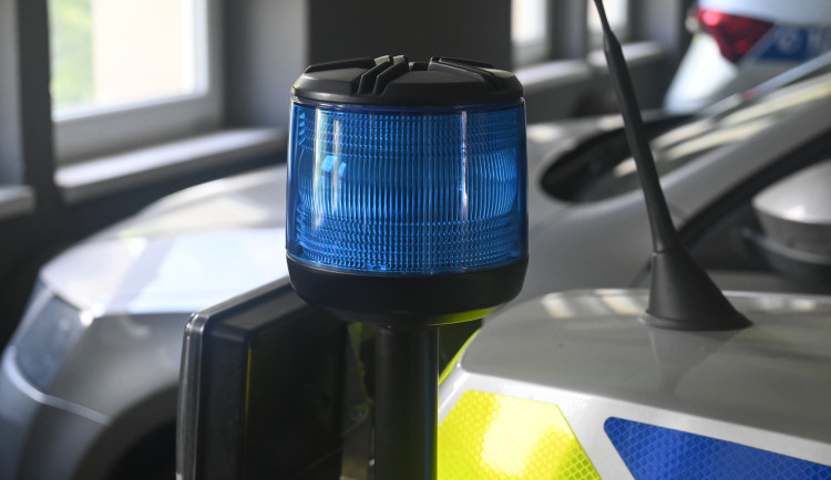 V synově posteli spí neznámý muž, volala žena z Bílku. Přijela si pro něj policie