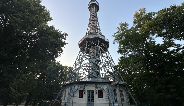 Petřínskou rozhlednu čeká proměna, vestaví do ní tubus s kavárnou a giftshopem