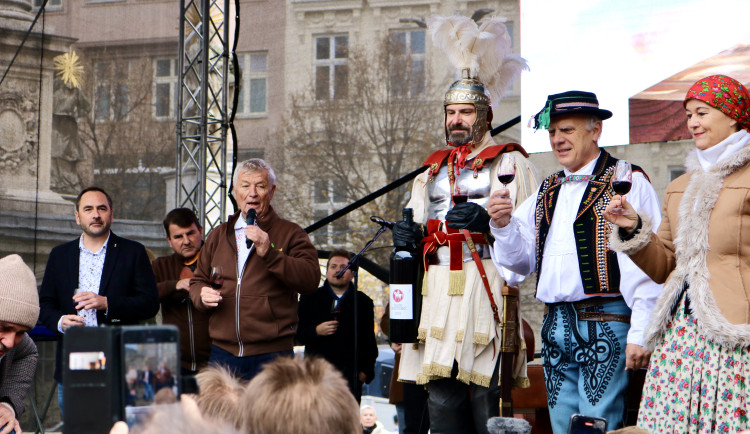 Lidé na náměstí Svobody koštují Svatomartinské víno, sešly se jich stovky