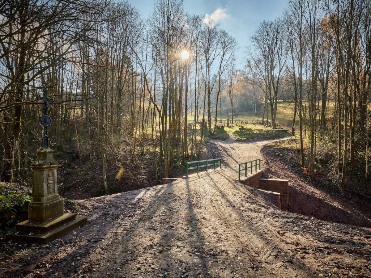 Historický most v Debrném prošel kompletní obnovou. Připomíná zaniklou obec
