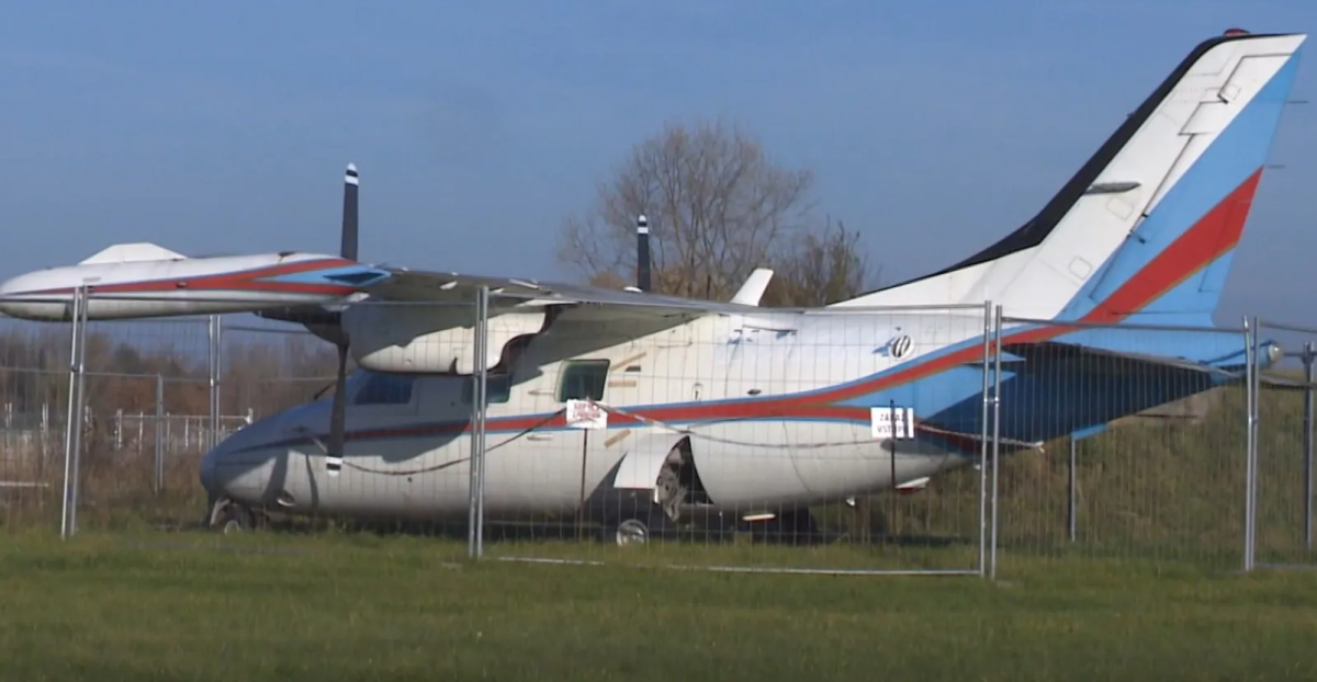 Ruska nouzově přistála v Hradci Králové. Její letadlo na letišti stojí už osm let