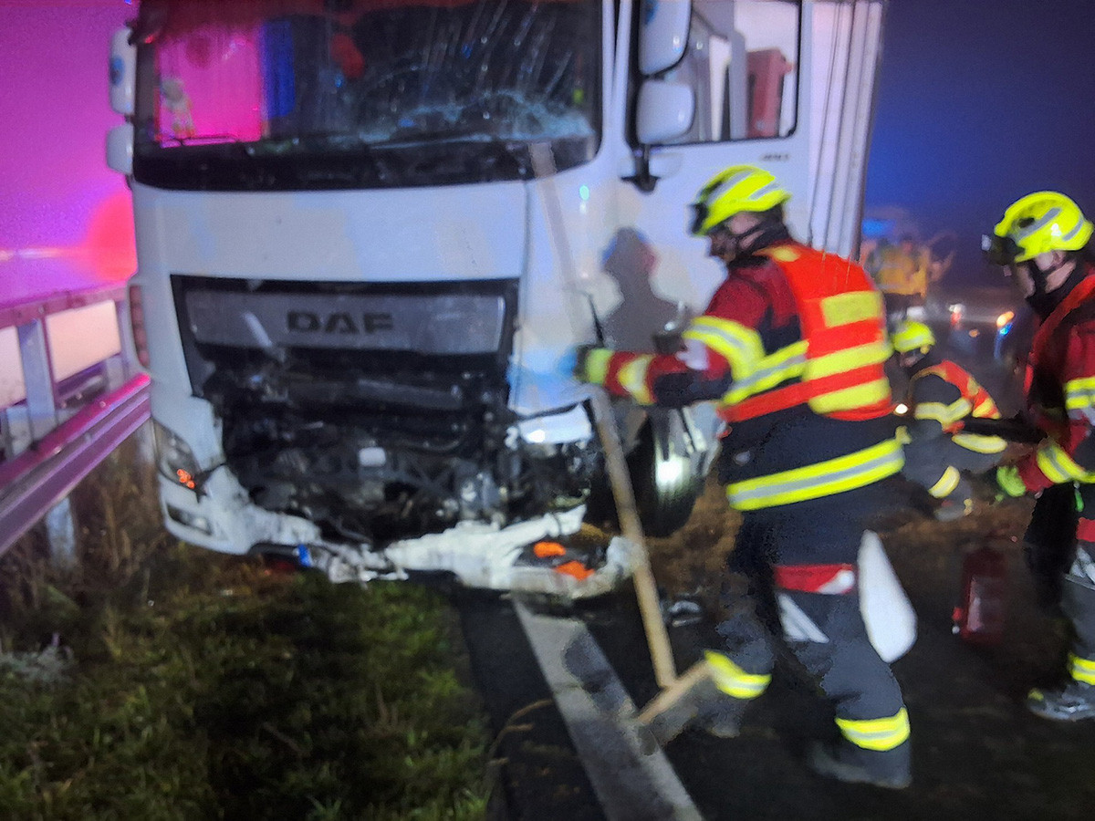 Smrtelná kolize v mlze. Při hromadné nehodě na D35 u Olomouce zemřel řidič