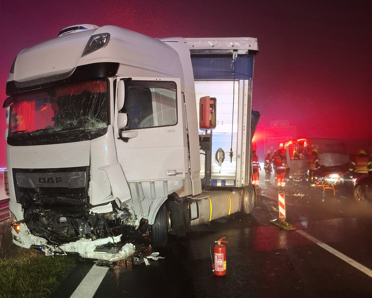 Smrtelná kolize v mlze. Při hromadné nehodě na D35 u Olomouce zemřel řidič