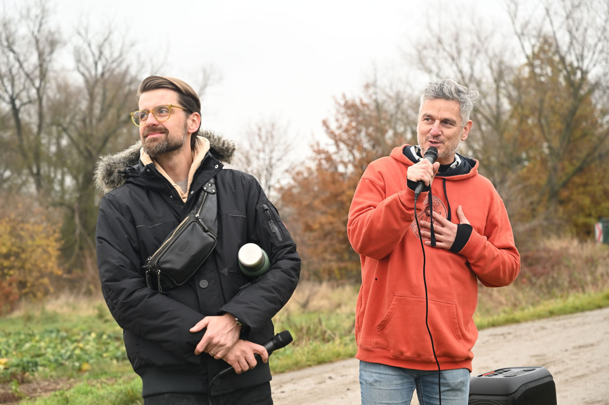 Muzikáloví herci vysázeli na břehu řeky Mže novou alej z ovocných stromů