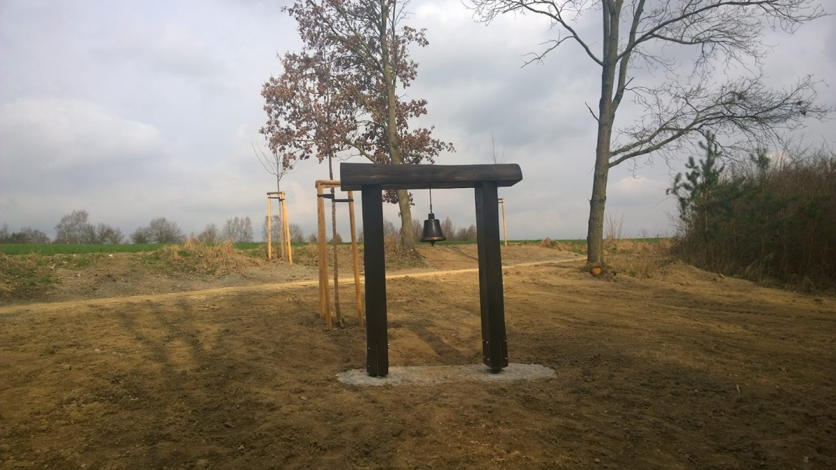 Zvon jen chvíli po zavěšení. V květnu letošního roku se stal cílem neznámého zloděje.