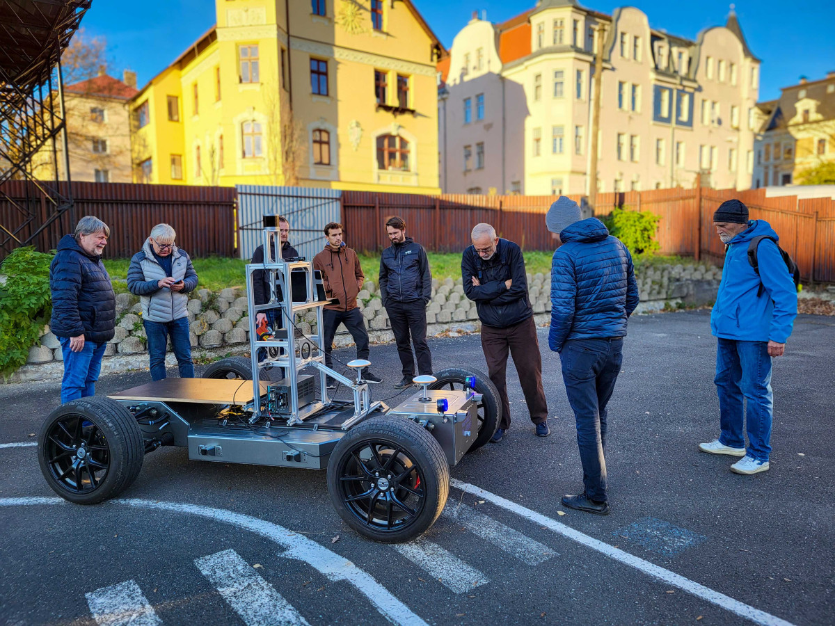 Robotické vozítko z univerzity na dnech AI zaujalo, chtějí ho firmy i města