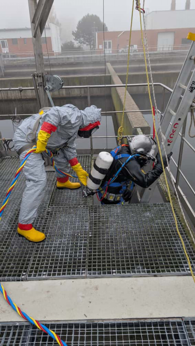 Práce poslepu v nádrži čističky. Potápěči hasičů zvládli v Olomouci speciální úkol