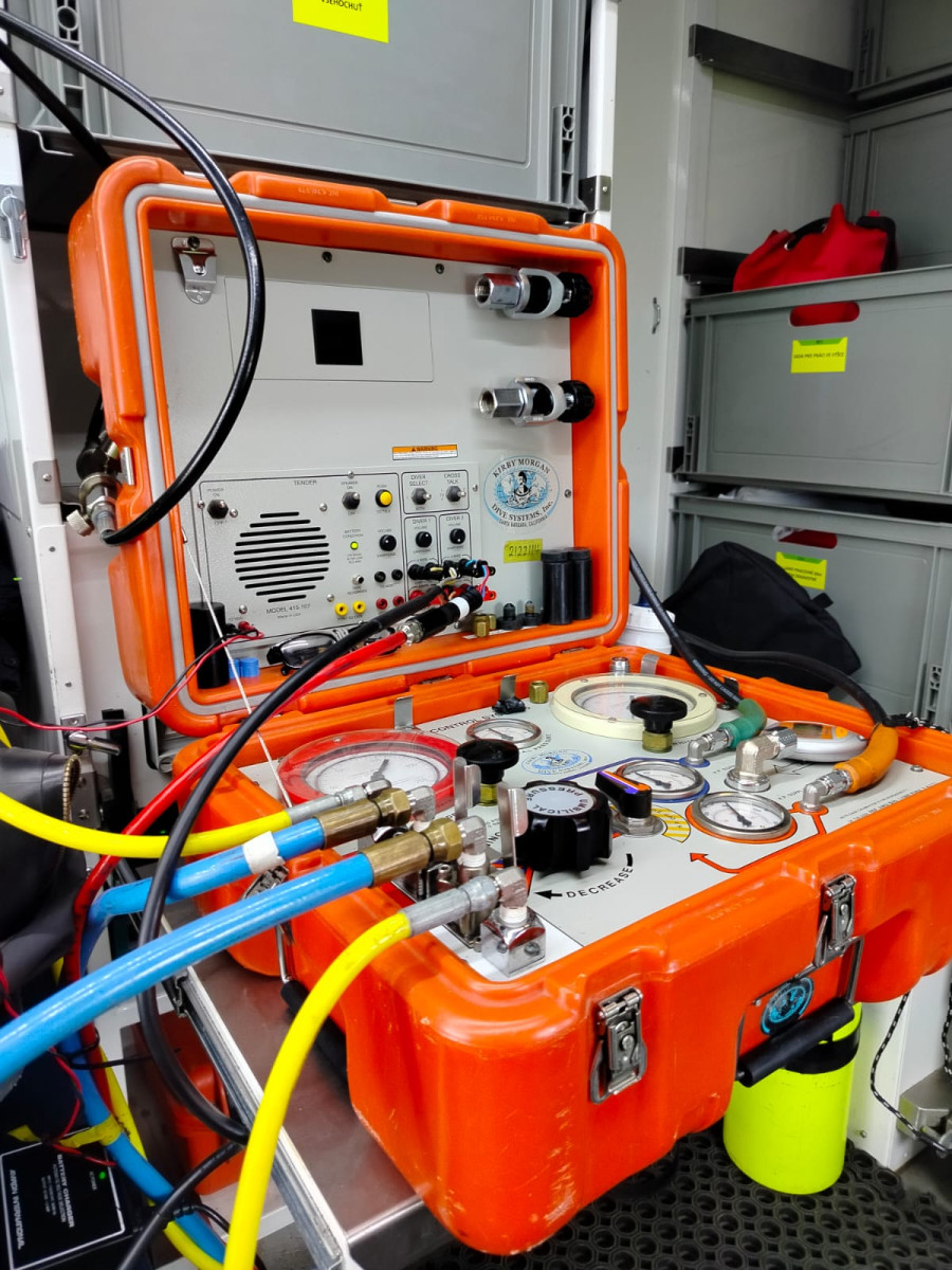 Práce poslepu v nádrži čističky. Potápěči hasičů zvládli v Olomouci speciální úkol