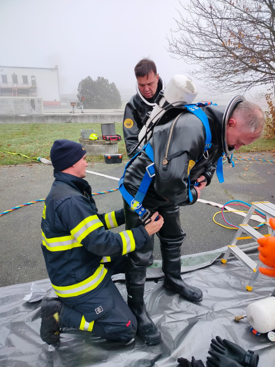 Práce poslepu v nádrži čističky. Potápěči hasičů zvládli v Olomouci speciální úkol