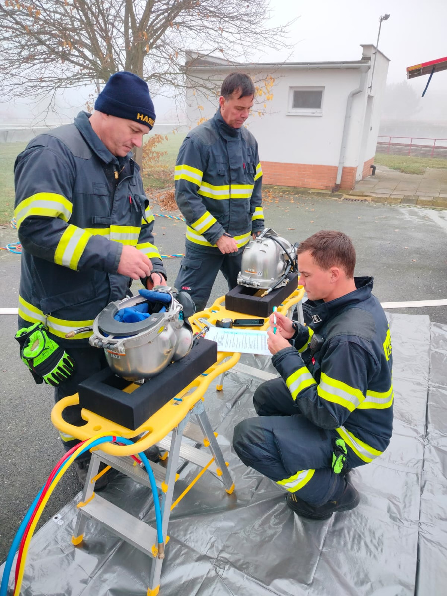 Práce poslepu v nádrži čističky. Potápěči hasičů zvládli v Olomouci speciální úkol