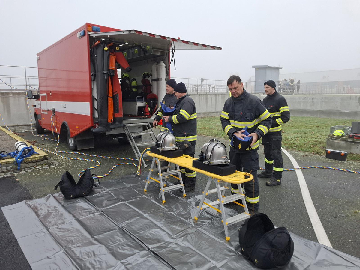 Práce poslepu v nádrži čističky. Potápěči hasičů zvládli v Olomouci speciální úkol