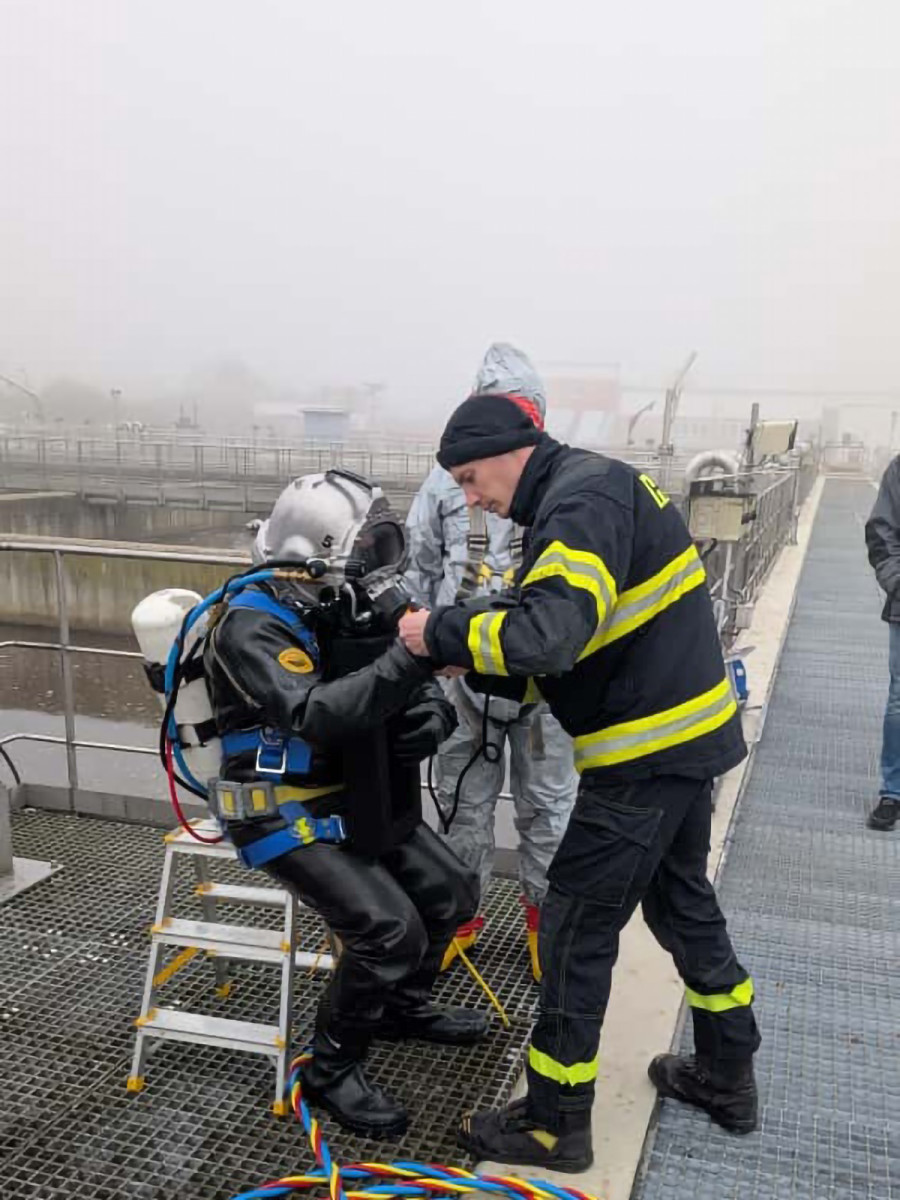 Práce poslepu v nádrži čističky. Potápěči hasičů zvládli v Olomouci speciální úkol