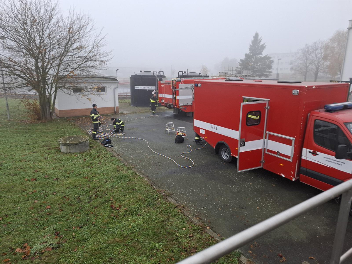 Práce poslepu v nádrži čističky. Potápěči hasičů zvládli v Olomouci speciální úkol
