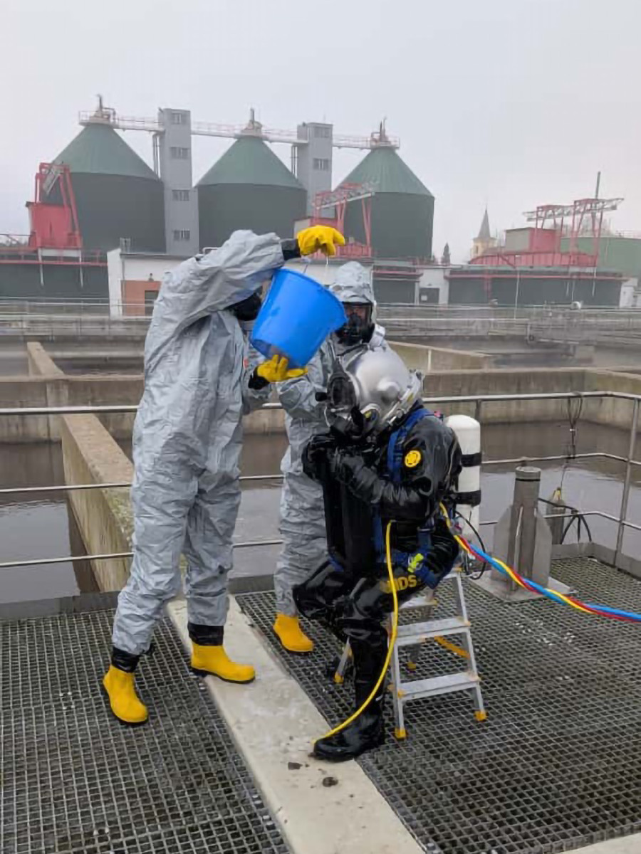 Práce poslepu v nádrži čističky. Potápěči hasičů zvládli v Olomouci speciální úkol