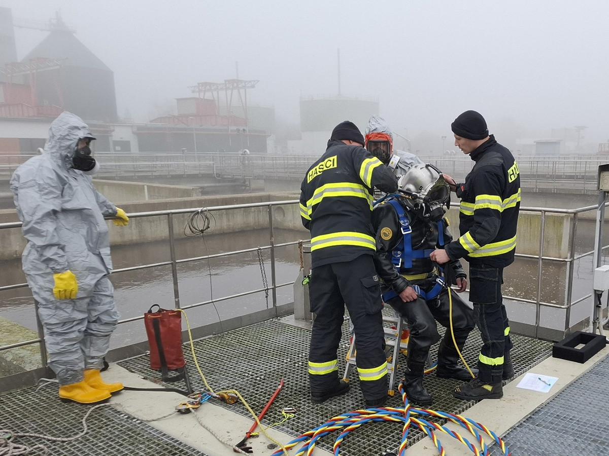 Práce poslepu v nádrži čističky. Potápěči hasičů zvládli v Olomouci speciální úkol