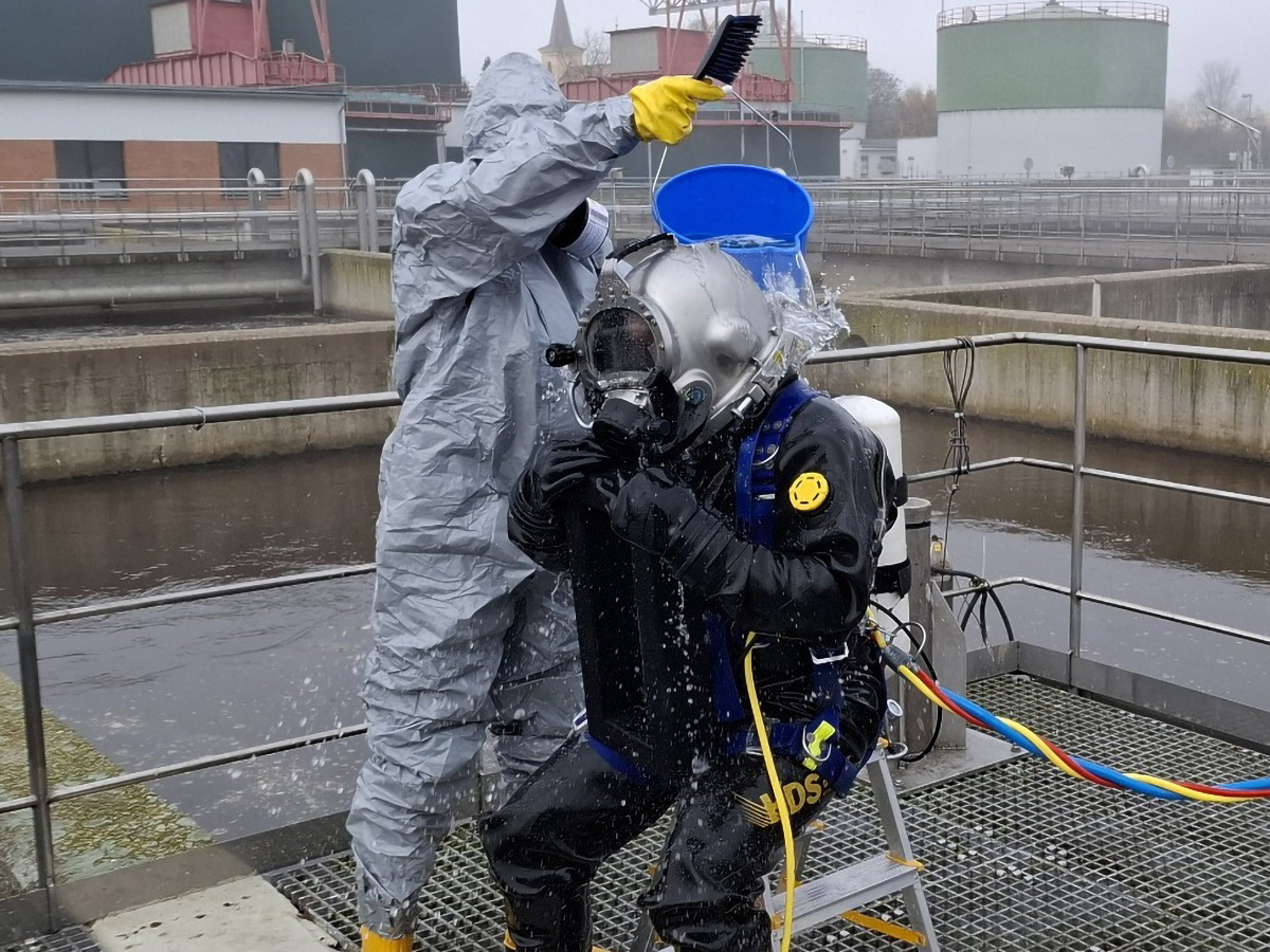 Práce poslepu v nádrži čističky. Potápěči hasičů zvládli v Olomouci speciální úkol